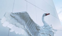 “Thiên nga Bắc Âu”, tác phẩm điêu khắc của Thomas Dambo làm từ 300 chiếc xô rác thải nhựa, trưng bày tại Bảo tàng Quốc gia Bắc Âu của Seattle. Ảnh GeekWire / Kurt Schlosser.