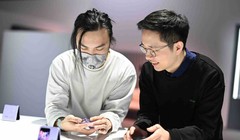 Người tiêu dùng kiểm tra điện thoại thông minh có thể gập lại của Oppo Find N2 Flip ở Thâm Quyến, tỉnh Quảng Đông tháng 12. Ảnh China Daily.