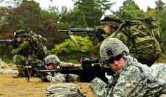 Quân đội hai nước đồng minh Mỹ - Nhật Bản.