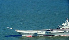 Máy bay chiến đấu J-15 cất cánh từ tàu sân bay Liêu Ninh. Ảnh: Tin tức Tham khảo, Trung Quốc.