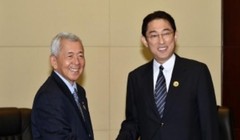 Bộ trưởng Ngoại giao Philippines Perfecto Yasay và Ngoại trưởng Nhật Bản Fumio Kishida.