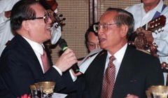  Cựu Tổng thống Philippines Fidel Ramos (bên phải) và cựu Chủ tịch Trung Quốc Giang Trạch Dân cùng hát ở một buộc tiệc chiêu đãi cấp nhà nước tại Dinh Malacanang, Manila, Philippines vào ngày 26/11/2016. Ảnh AFP.
