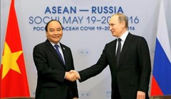 Chiều 19/5/2016, tại thành phố Sochi, Nga, Thủ tướng Việt Nam Nguyễn Xuân Phúc hội kiến với Tổng thống Nga Vladimir Putin. Ảnh: Nikkei.