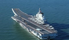 Tàu sân bay Liêu Ninh chở 6 máy bay chiến đấu J-15, 1 máy bay trực thăng Z-8, 1 máy bay trực thăng cứu viện Z-9. Ảnh: Thời báo Hoàn Cầu, Trung Quốc.