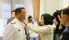 Tư lệnh Hải quân Đài Loan Hoàng Thự Quang và Lãnh đạo Đài Loan Thái Anh Văn. Ảnh: UDN.