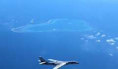 Máy bay ném bom H-6K Trung Quốc tuần tra bất hợp pháp ở đá Vành Khăn thuộc quần đảo Trường Sa của Việt Nam. Ảnh: Sina ngày 18/7/2016.