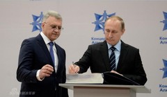 Tổng thống Nga Vladimir Putin kiểm tra tiến độ tên lửa S-400 xuất khẩu cho Trung Quốc. Ảnh: Sina.