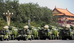 Tên lửa đạn đạo chống hạm Đông Phong-21D Trung Quốc. Ảnh: Cankao