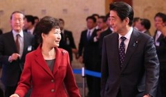 Tổng thống Hàn Quốc Park Geun-hye và Thủ tướng Nhật Bản Shinzo Abe. Ảnh: The Korea Times