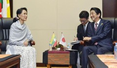 Tháng 9/2016, tại Vientaine, Lào, bà Aung san Suu kyi có cuộc hội đàm với Thủ tướng Nhật Bản Shinzo Abe. Ảnh: The Japan Times