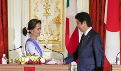 Ngày 2/11/2016, Cố vấn nhà nước kiêm Bộ trưởng Ngoại giao Myanmar, bà Aung San Suu Kyi hội đàm với Thủ tướng Nhật Bản Shinzo Abe. Ảnh: Roanoke Times