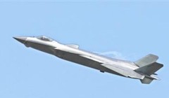 Ngày 1/11/2016, máy bay chiến đấu J-20 Trung Quốc bay biểu diễn ở Triển lãm hàng không Chu Hải. Ảnh: Cankao