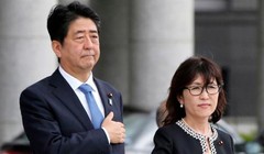 Thủ tướng Nhật Bản Shinzo Abe và Bộ trưởng Quốc phòng Nhật Bản Tomomi Inada. Ảnh: QQ