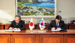 Ngày 23/11/2016, Đại sứ Nhật Bản tại Hàn Quốc Yasumasa Nagamine và Bộ trưởng Quốc phòng Hàn Quốc Han Min-koo ký kết Hiệp định chia sẻ tin tức tình báo quân sự. Ảnh: Yonhap News Agency