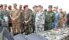 Sáng ngày 3/8/2016, lãnh đạo Quân đội 4 nước Afghanistan, Trung Quốc, Pakistan và Tajikistan quan sát trưng bày trang bị chống khủng bố. Ảnh: Cankao