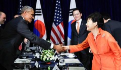 Tháng 9/2016 tại Vientaine, Lào, Tổng thống Hàn Quốc Park Geun-hye (bên phải) tiến hành hội đàm với Tổng thống Mỹ Barack Obama. Ảnh: The Korea Times