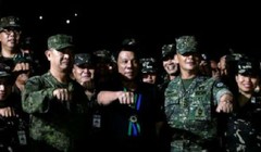 Ngày 11/12/2016, Tổng thống Philippines Rodrigo Duterte thăm một doanh trại quân đội. Ảnh: Cankao