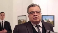 Hung thủ đứng sau lưng Đại sứ Nga tại Thổ Nhĩ Kỳ Andrey G. Karlov. Ảnh: CCTV