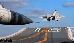 Máy bay chiến đấu J-15 cất cánh trên tàu sân bay Liêu Ninh, Hải quân Trung Quốc. Ảnh: Báo Thanh niên, Trung Quốc.