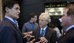 Tổng thống đắc cử Mỹ Donald Trump chọn ông Peter J. Navarro (giữa) làm Chủ tịch Ủy ban Thương mại Quốc gia Mỹ. Ảnh: Cankao.