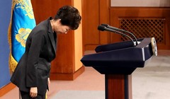 Tổng thống Hàn Quốc cúi đầu xin lỗi người dân.