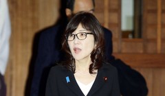 Bà Tomomi Inada, Bộ trưởng Quốc phòng Nhật Bản viếng đền Yasukuni. Ảnh: AP