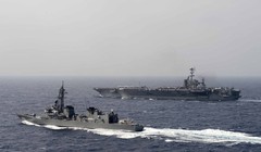 Cụm tấn công tàu sân bay USS John C. Stennis Hải quân Mỹ và Lực lượng Phòng vệ Biển Nhật Bản tiến hành diễn tập ở vùng biển Philippines ngày 23/2/2016. Ảnh: Thời báo Hoàn Cầu