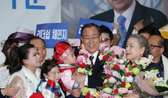 Ngày 12 tháng 1 năm 2017, cựu Tổng thư ký Liên hợp quốc Ban Ki-moon quay trở về Hàn Quốc, được người dân Hàn Quốc tiếp đón nồng nhiệt. Ảnh: Tân Hoa xã