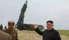 Nhà lãnh đạo Triều Tiên Kim Jong-ul chỉ đạo phóng tên lửa. Ảnh: Thời báo Hoàn Cầu