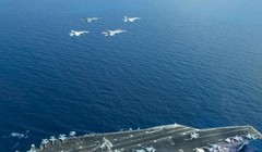 Cụm tấn công tàu sân bay USS Carl Vinson trên Biển Đông. Ảnh: AFP/News.com.au