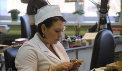 Tại nhà máy sản xuất hệ thống tên lửa phòng không tiên tiến S-400 Nga. Ảnh: Sina