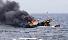 Một tàu cá Trung Quốc bị Cảnh sát biển Hàn Quốc dùng vũ khí tấn công. Ảnh: Cankao