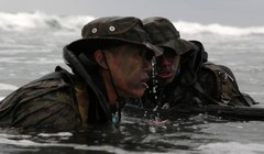 Lực lượng Phòng vệ Nhật Bản khổ luyện tập luyện khả năng đoạt đảo tại Mỹ. Ảnh: Sina