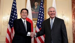 Ngoại trưởng Nhật Bản Fumio Kishida và Ngoại trưởng Mỹ Rex Tillerson. Ảnh: The Japan Times