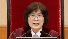 Ngày 10/3/2017, quyền Chánh án Tòa án Hiến pháp Hàn Quốc Lee Jung-mi đọc phán quyết đối với bà Park Geun-hye. Ảnh: Yonhap