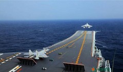 Máy bay chiến đấu J-15 Trung Quốc tập cất cánh trên tàu sân bay Liêu Ninh. Ảnh: Cankao