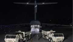 Ngày 6/3/2017, một chiếc máy bay vận tải cỡ lớn C-17 Mỹ đã chở 2 xe phóng tên lửa và một phần trang bị của hệ thống THAAD đến căn cứ Osan, Hàn Quốc. Ảnh: Guancha