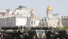 Hệ thống tên lửa phòng không tầm xa S-400 Nga tại Lễ duyệt binh kỷ niệm tròn 65 năm Chiến thắng vệ quốc. Ảnh: Cankao