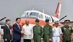 Thứ trưởng Quốc phòng Nhật BẢn Kenji Wakamiya và Bộ trưởng Quốc phòng Philippines Delfin Lorenzana tại Lễ bàn giao 2 máy bay huấn luyện TC-90 ngày 27/3/2017. Ảnh: Kyodo