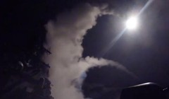 Ngày 7/4/2017, hai tàu khu trục Mỹ gồm USS Porter DDG-78 và USS Ross DDG-71 của Hải quân Mỹ đã phóng 59 quả tên lửa tấn công căn cứ không quân Shayrat ở miền trung Syria. Ảnh: QQ