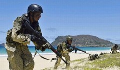 Lực lượng Phòng vệ Mặt đất Nhật Bản tiến hành huấn luyện "đoạt đảo" ở Hawaii, Mỹ. Ảnh: Cankao