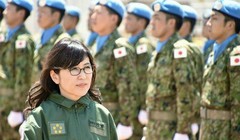 Bộ trưởng Quốc phòng Nhật Bản Tomomi Inada thị sát lực lượng gìn giữ hòa bình Nhật Bản ở Nam Xu-đăng. Ảnh: Sohu