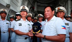 Ngày 1/5/2017, Tổng thống Philippines Rodrigo Duterte lên thăm tàu chiến hải quân Trung Quốc. Ảnh: AP/Philippine Star