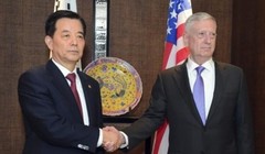Bộ trưởng Quốc phòng Hàn Quốc Han Min-koo và Bộ trưởng Quốc phòng Mỹ James Mattis. Ảnh: Yonhap