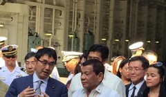 Ngày 4/6/2017, Tổng thống Philippines Rodrigo Duterte tham quan tàu sân bay trực thăng JS Izumo của Lực lượng Phòng vệ Biển Nhật Bản tại vịnh Subic, Philippines. Ảnh: Philstar.