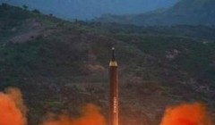 Triều Tiên phóng tên lửa đạn đạo tầm trung nhiên liệu lỏng Hwasong-12. Ảnh: Sina