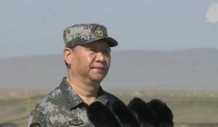 Chủ tịch Trung Quốc Tập Cận Bình mặc quân phục dự Lễ duyệt binh kỷ niệm tròn 90 năm thành lập quân đội Trung Quốc. Ảnh: NTDTV.