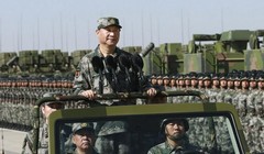 Chủ tịch Trung Quốc Tập Cận Bình mặc quân phục dã chiến tham dự duyệt binh quy mô lớn kỷ niệm tròn 90 năm thành lập quân đội Trung Quốc ngày 30/7/2017. Ảnh: UDN.