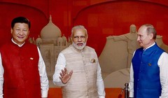 Nga có thể đứng ra đóng vai trò hòa giải trong đối đầu biên giới Trung - Ấn. Trong hình là Chủ tịch Trung Quốc Tập Cận Bình, Thủ tướng Ấn Độ Narendra Modi và Tổng thống Nga Vladimir Putin. Ảnh: Business Standard.