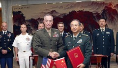 Ngày 15/8/2017, Chủ tịch Hội đồng Tham mưu trưởng Liên quân Mỹ tướng Joseph Dunford tiến hành hội đàm với Tham mưu trưởng Bộ Tham mưu liên hợp Quân ủy Trung ương Trung Quốc, tướng Phòng Phong Huy. Hai bên đạt được thỏa thuận về cơ chế đối thoại mới. Ảnh: 
